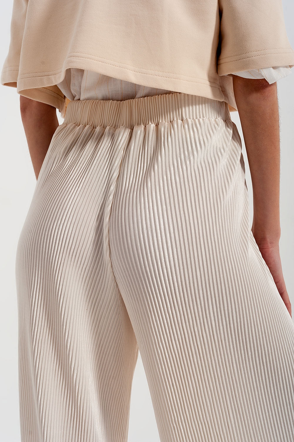 Relaxed Wide Leg Trousers in Plisse Cream